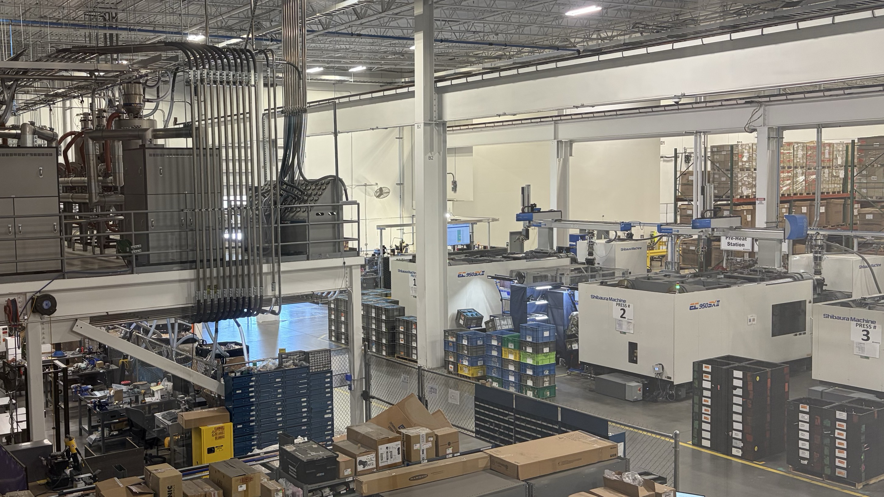 Plastics manufacturing plant with extruders and injection molding machines